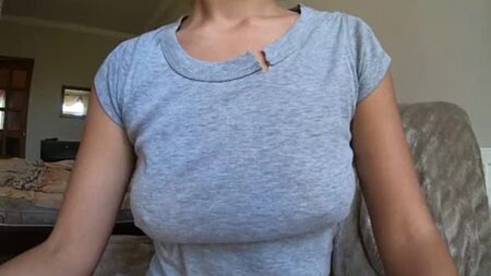 Un ragazzo lecca delle tette cadenti