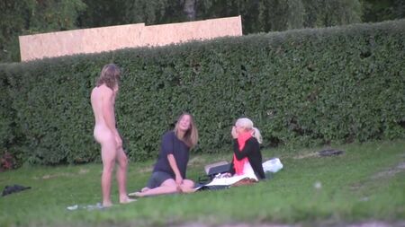 Un ragazzo nudo che rimorchia ragazze. CFNM, voyeur