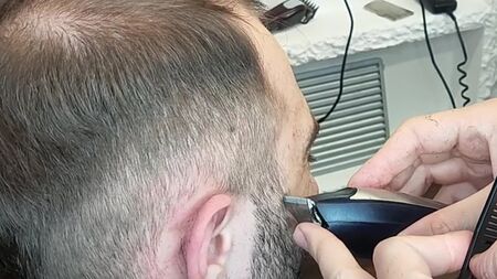 Come realizzare un taglio mullet __ Tutorial sul taglio mullet __ Taglio mullet moderno con sfumatura alta __ Acconciature e tagli di capelli