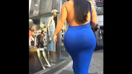 Una signora con un bel sedere che cammina per strada