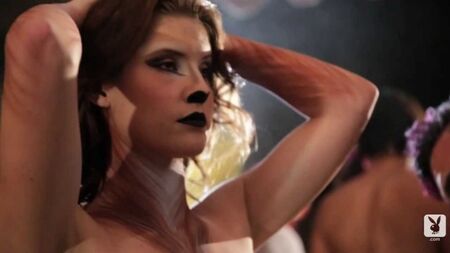 Amanda Cerny si fa dipingere il corpo da Playboy