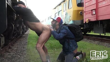 ROMEO DAVIS, RUSLAN ANGELO – CARICATI SU UN TRENO – SENZA PROTEZIONE