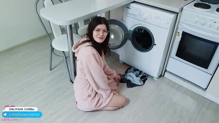 La mia sorellastra NON era rimasta incastrata nella lavatrice e mi ha beccato mentre volevo scoparle la figa