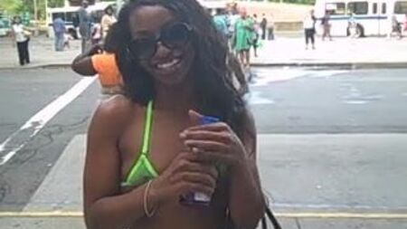 Saniya sfoggia in pubblico un top da bikini trasparente!