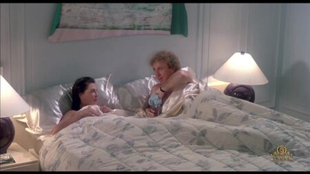 Kelly LeBrock nuda - La donna in rosso (1984) Guarda online / Kelly LeBrock - La donna in rosso