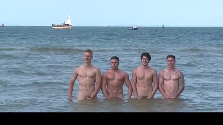 Ragazzi eterosessuali giocano nudi sulla spiaggia - b