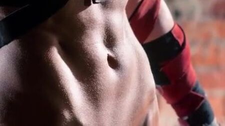 Modella di fitness in topless