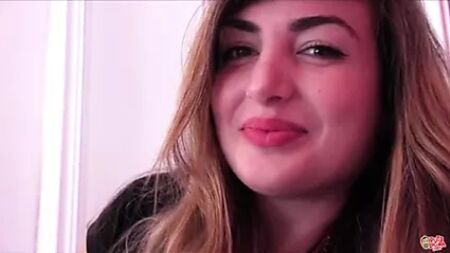 Una bellissima attrice italiana tutta per te