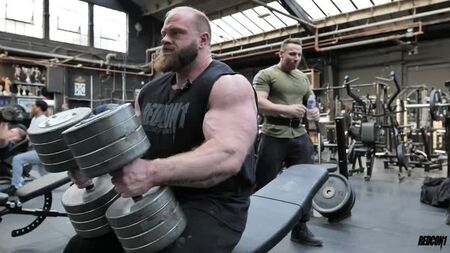 James Hollingshead allena il petto - A sei mesi dal Mr. Olympia 2021