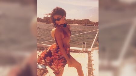 Sarah Hyland su una barca con un top da bikini molto sexy