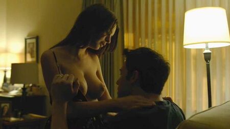 La scena di nudo con il seno prosperoso di Emily Ratajkowski su ScandalPlanetCom
