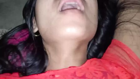 Ragazza indiana con capelli corti e ricci di un biondo sporco, che indossa un churidar rosso e un foulard