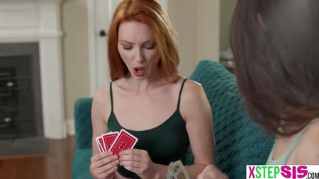 La sorellastra ha insistito per giocare a strip poker