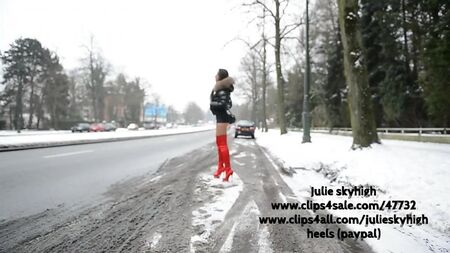 Hooker con stivali rossi sopra il ginocchio e piumino Moncler