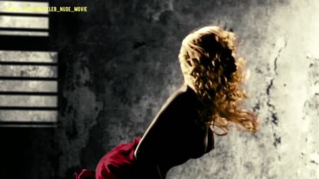Jaime King nuda - Sin City (2005)