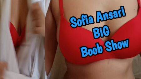 Sofia Ansari: spettacolo di tette grandi