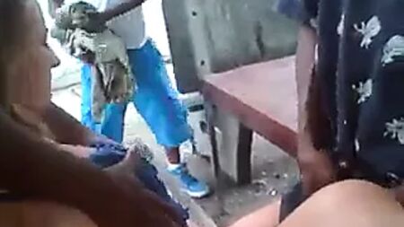 Quella sgualdrina si fa palpare dagli uomini in pubblico all'aperto