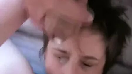 una cuckqueen sottomessa, leccata e ricoperta di sperma