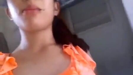 Una ragazza carina che si mostra nuda