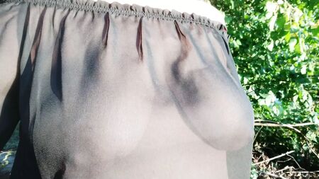 passeggiata con camicetta trasparente senza reggiseno