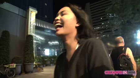Una giovane e carina prostituta thailandese rimorchiata per strada e sborrata dentro