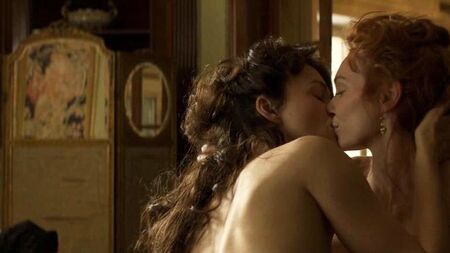 Keira Knightley: scene di sesso lesbico in «Colette» su ScandalPlanet.Com