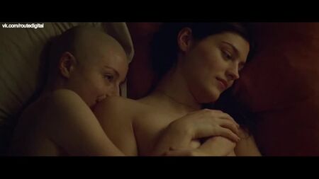 Kacey Rohl, Amber Anderson nude - White Lie (2019) HD 1080p Guarda online / Kacey Rohl, Amber Anderson - Una bugia per salvarsi