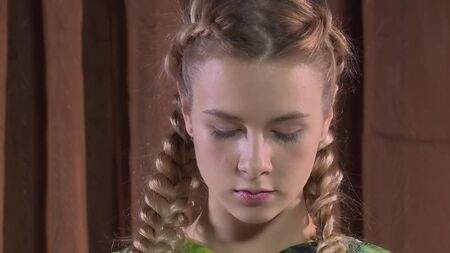 Rita, l'adolescente pelosa: ascelle sudate e cespugliose