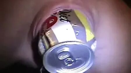 Una MILF con piercing, un enorme anello sul cappuccio del clitoride e una bottiglia infilata dentro