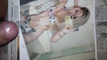 Ho spruzzato una sborrata bollente su tutto il corpo in bikini di Dove Cameron