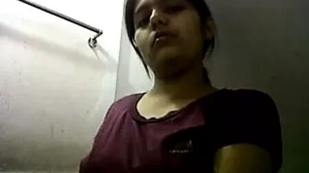 Una ragazza di Mumbai si spoglia e si scatta un selfie