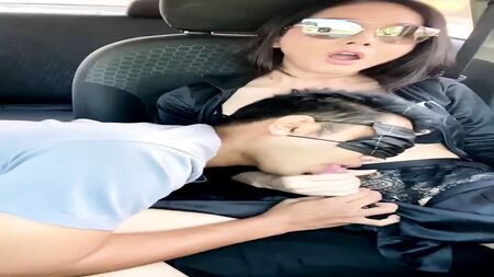 Una sexy ladyboy sborra in bocca a un ragazzo