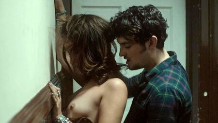 La scena di sesso in topless di Stella Maeve su ScandalPlanetCom