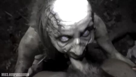 HorrorPorn: un uomo si scopa due zombie finti (porno, sesso, hardcore, pompino, trio, completo, xxx, coppie, tette, culo, pompino, leccate)