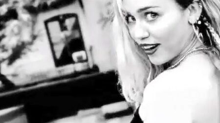 Miley Cyrus: scatto dietro le quinte con scivolo del capezzolo e effetto trasparente