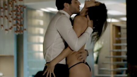 La scena di sesso con Alessandra Ambrosio nuda in «Verdades Secretas»