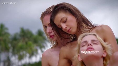 Ariel Marika e Melena Maria Rya: un trio tropicale in nudo integrale